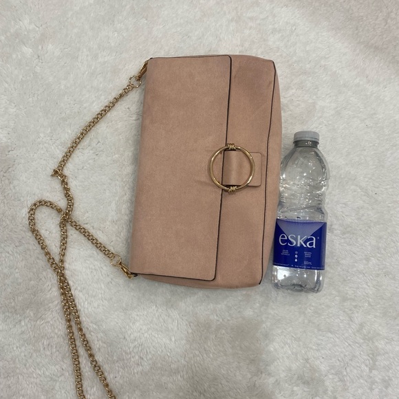 Blush coloured suede crossbody bag with gold toned hardware and chain - Picture 3 of 6